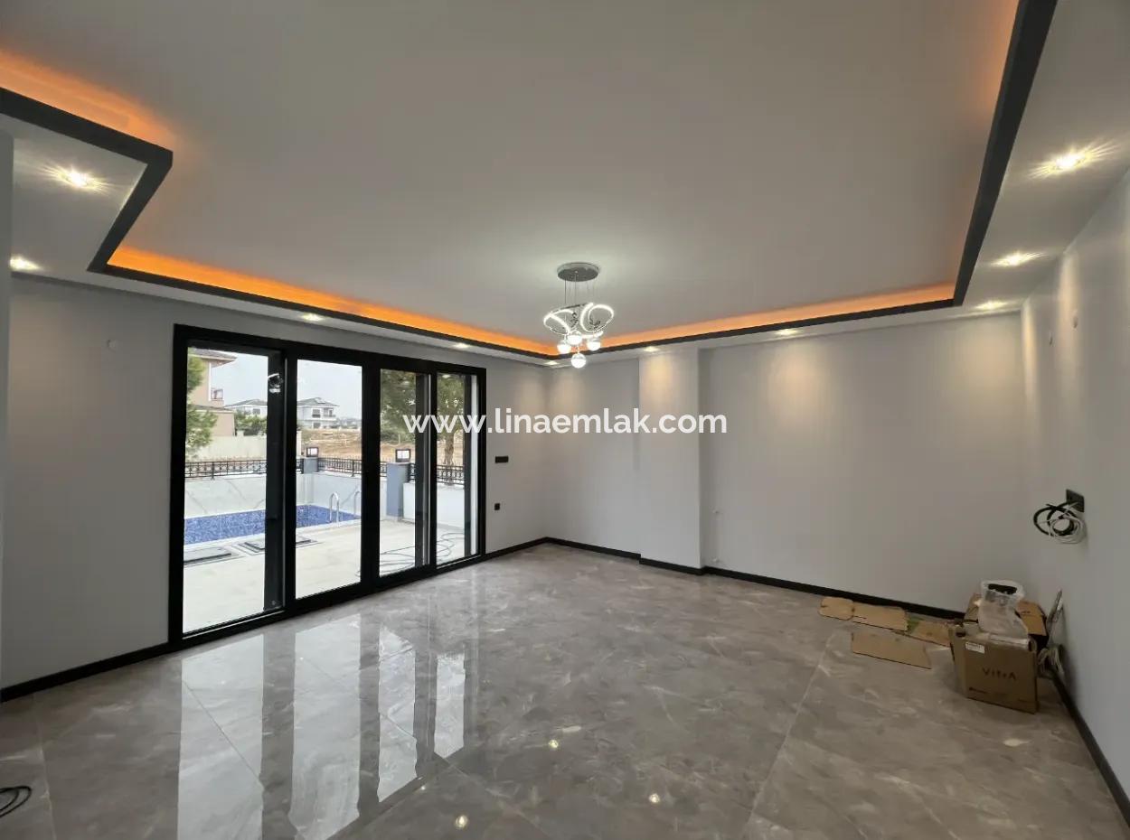 Didim Efeler Mh Satılık Havuzlu 4+1 Ayrı Mutfak Bahçeli Müstakil Sıfır Villa