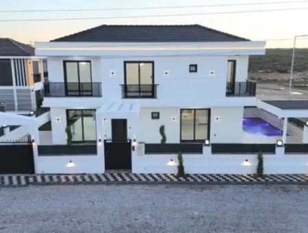 Didim Efeler Mh Satılık Havuzlu & Bahçeli 3+1 Ayrı Mutfak Sıfır Villa